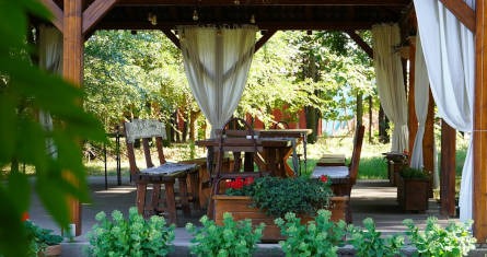 Wie schafft man Privatsphäre im Garten – womit anfangen?